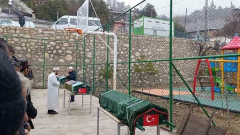 Minibüs Kazasında 3 Kişi Hayatını Kaybetti