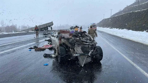 Tatvan'da Trafik Kazası: 2 Ölü, 5 Yaralı