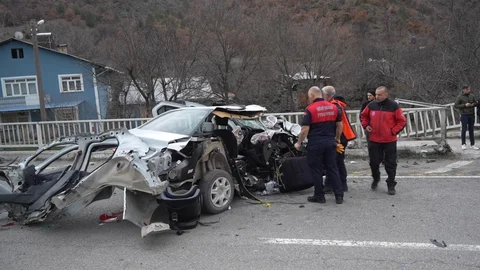 Gümüşhane'de Korkuluklara Çarpan Araçta 3 Yaralı