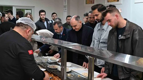 Vali Özkan, Manisa'da Öğrencilerle İftarda Buluştu