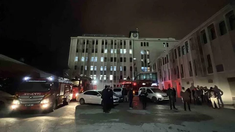 Mersin'de Emniyet Binasında Yangın Çıktı