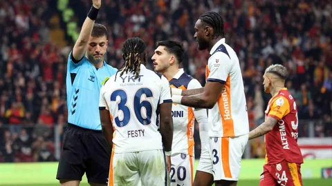 Başakşehir'de Ebosele Kırmızı Kart Gördü
