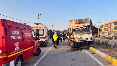 Balıkesir'de Kamyon-Traktör Çarpışması