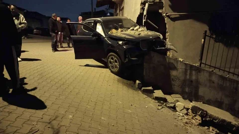 Ataşehir'de Kontrolden Çıkan Araç Asılı Kaldı