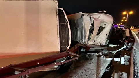 Büyükçekmece'de Tır Devrildi, Trafik Kilitlendi