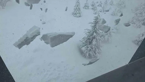 Bitlis'te Çatılardaki Kar Tehlikesi Sürüyor