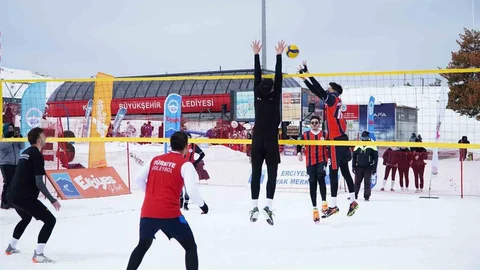 Erciyes'te Kar Voleybolu Turnuvası