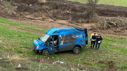 Adıyaman'da Kargo Aracı Takla Attı