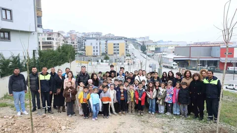 Nilüfer'de Minikler Fidan Dikti