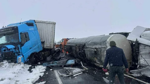 Kars'ta Zift Yüklü Tankere Tır Çarptı