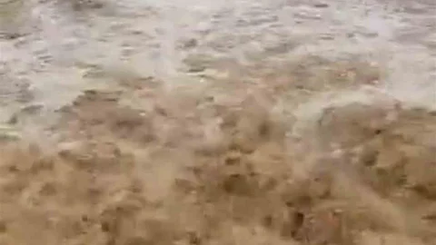 Siverek'te Sağanak Yağış Sele Dönüştü