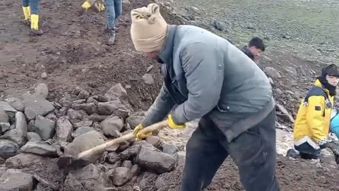 Siverek’te Sulama Göletini Vatandaşlar Onardı