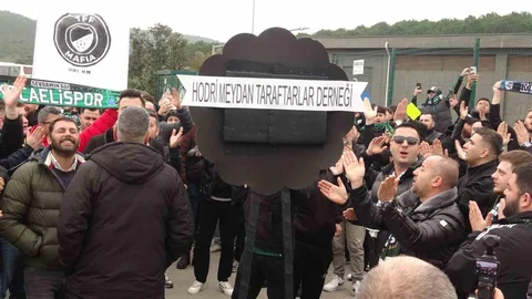 Kocaelispor Taraftarlarından TFF'ye Protesto Çelenk