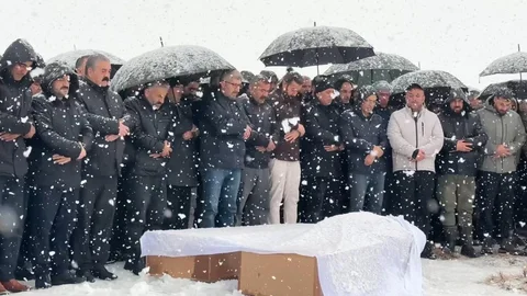 Van'daki Trafik Kazasında Aile Defnedildi