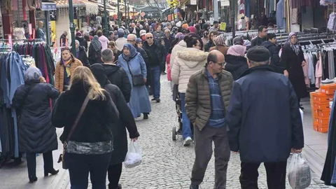 Eskişehir'de Güneşli Havada Kalabalık Çarşıya Akın Etti