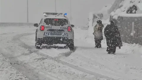 Hakkari'de Karda Mahsur Kalan Aile Kurtarıldı