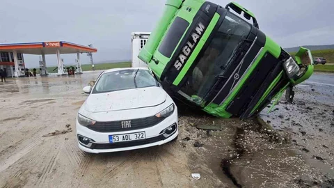 Diyarbakır'da Tır Devrildi