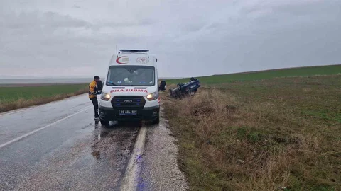 Çorum'da Otomobil Şarampole Devrildi