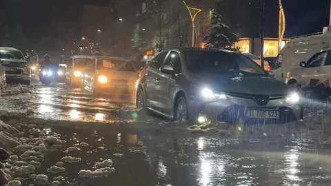 Yüksekova'da Cadde ve Sokaklar Su İçinde Kaldı