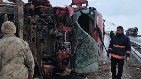 Van'da Tır Devrildi, 1 Yaralı