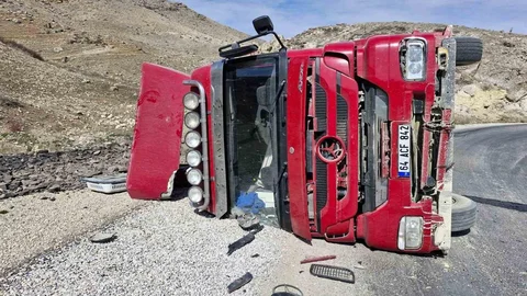 Kömür Yüklü Tır Devrildi, 1 Yaralı!