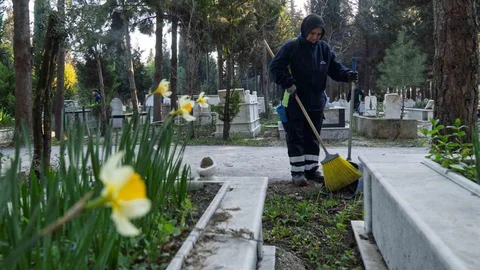 İzmir Mezarlıklarında Temizlik Çalışmaları Yapılıyor