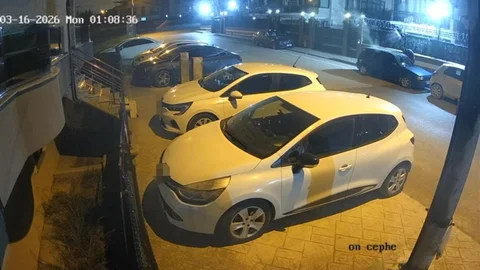 Kocaeli'de Park Halindeki Araç Yandı