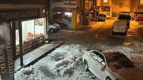 Erzurum'da Çatıdan Düşen Kar Otomobili Vurdu