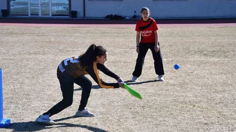 Küçük Kızlar Kriket Müsabakaları Tamamlandı