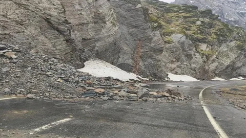 Şırnak'ta Heyelan Nedeniyle Trafik Durdu