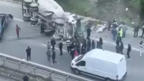 Ümraniye'de Beton Mikseri Devrildi