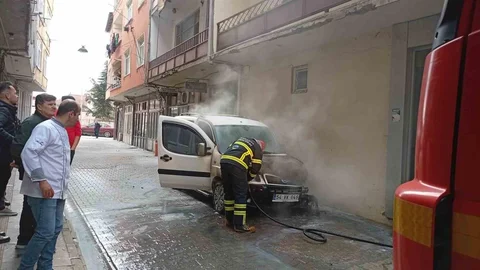 Sakarya'da Park Halindeki Araçta Yangın Çıktı