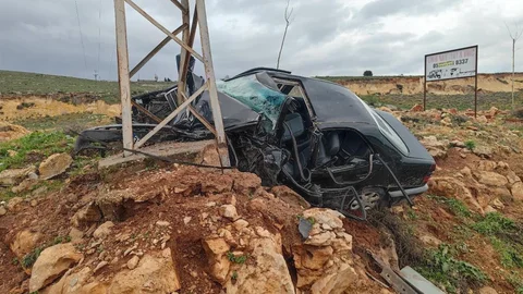 Hatay'da Aydınlatma Direğine Çarpan Araçta Sürücü Hayatını Kaybetti