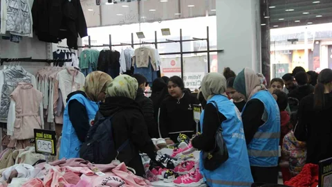 Cizre’de Yetimlere Bayram Kıyafeti Dağıtıldı