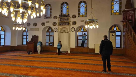 Bartın'da Kadın Hükümlüler Camileri Temizliyor