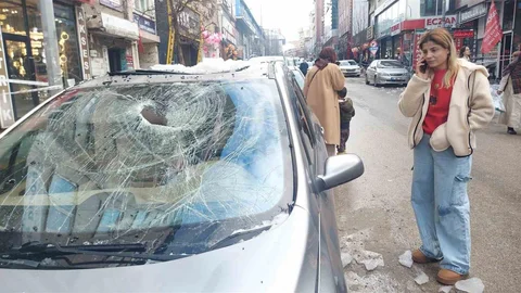 Erzurum'da Çatıdan Düşen Buz Tehlikesi