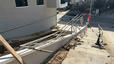 Ankara'da Kamyonet Devrildi