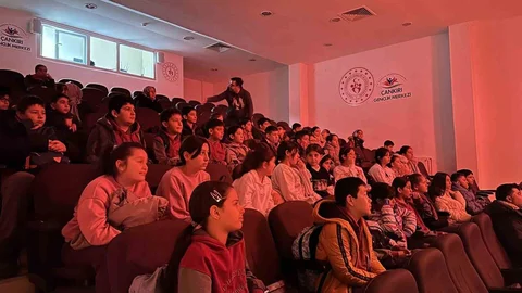 Öğrencilerden Tiyatro Gösterisi