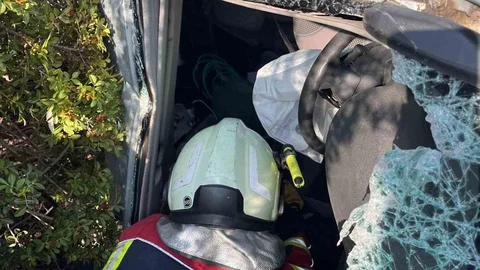 Kuşadası'nda Araç Şarampole Yuvarlandı