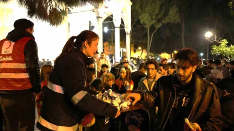 Aydın'da Kadir Gecesi'nde Lokum İkramı