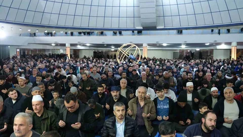 Erzincan'da Kadir Gecesi İbadetle Geçirildi