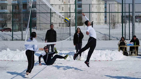 Erzurum'da Kar Voleybolu Turnuvası Heyecanı