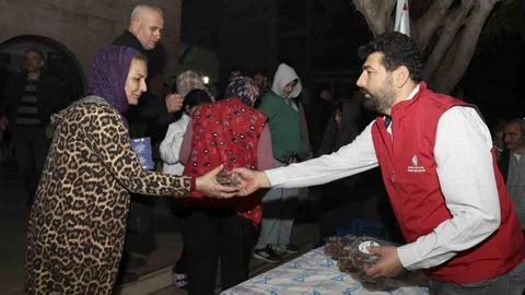 Mersin'de Kadir Gecesi Lokma İkramı