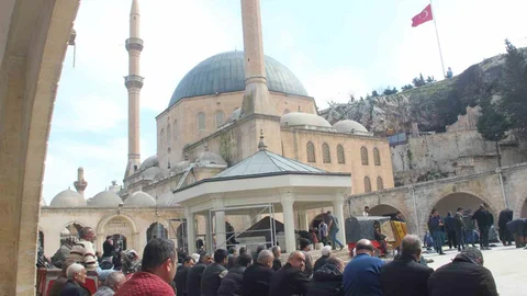 Şanlıurfa'daki Halil-ür Rahman Camii Ziyaretçi Akınına Uğruyor