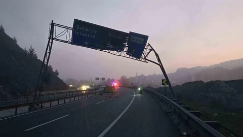 Bilecik'te Tır Trafik Levhasına Çarptı