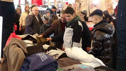 Kütahya'da Kıyafet Pazarı Yoğun İlgi Görüyor