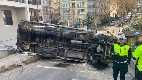 Ankara'da Devrilen Kamyonet Kazası