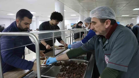 Elazığ'da Öğrenciler Anne Yemekleriyle İftar Yapıyor