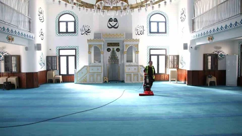 Yüreğir'de İbadethanelerde Temizlik Yapıldı