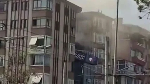 İzmit'te Çatı Yangını Paniğe Neden Oldu